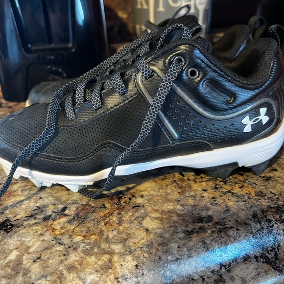 Girl black/white under armour softball cleats.size 5.5 - Picture 3 of 4